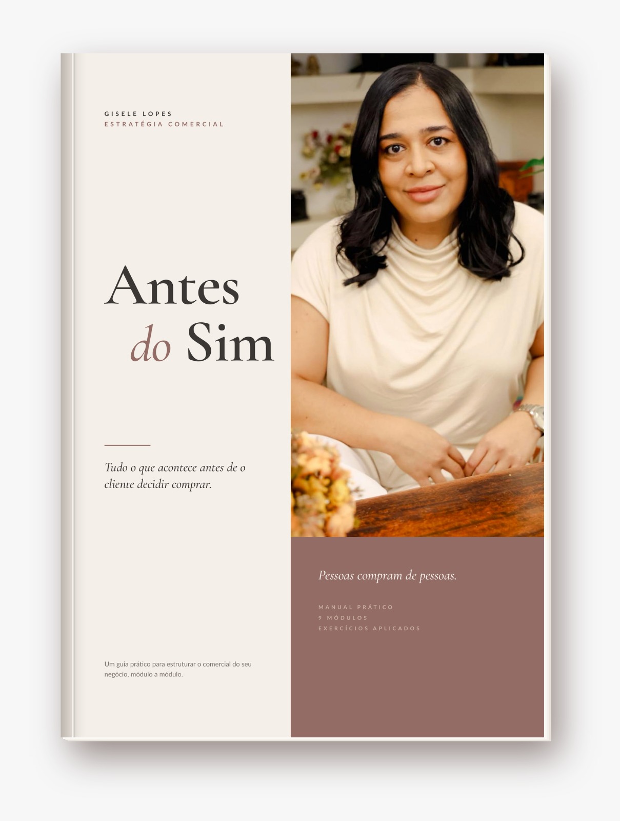 Gisele Lopes, estrategista comercial, em pé trabalhando com notebook